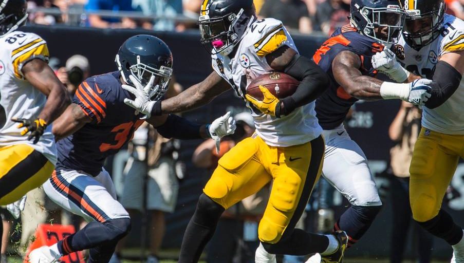 Steelers rb Le'Veon Bell rushes against the Chicago Bears