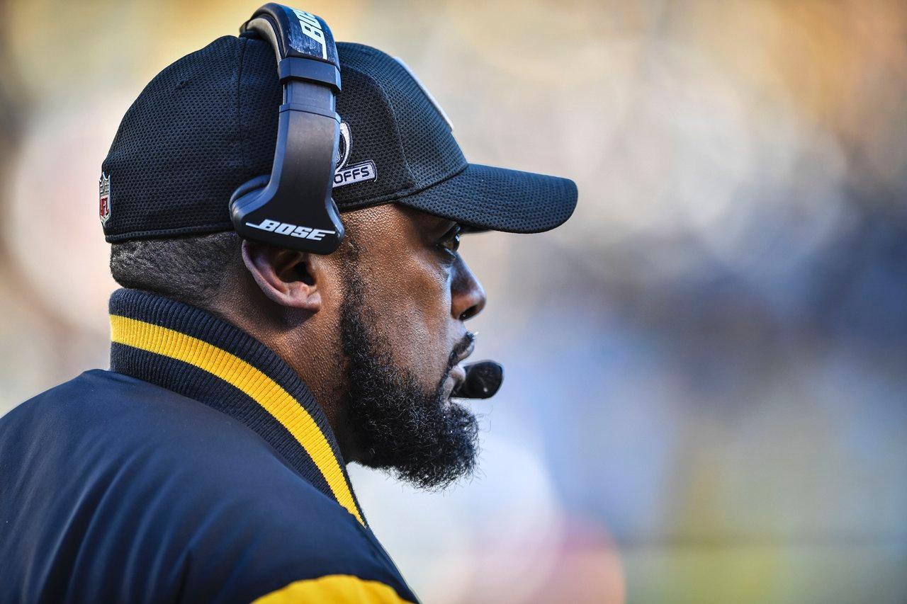 Head coach Mike Tomlin of the Pittsburgh Steelers argues a call with  News Photo - Getty Images