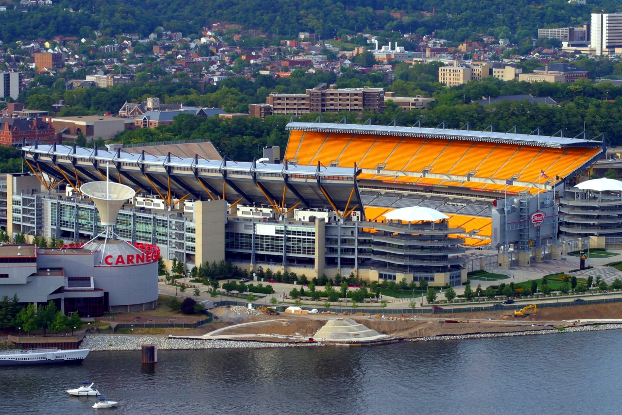 Steelers players, fans watch Ravens hold on from Heinz Field video