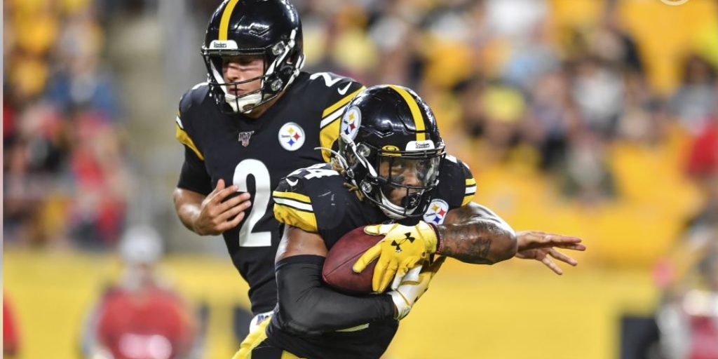 Steelers QB Mason Rudolph hands off to RB Benny Snell