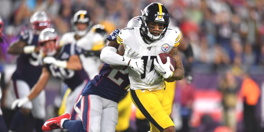 Wide receiver Donte Moncrief of the Pittsburgh Steelers makes a catch against the New England Patriots