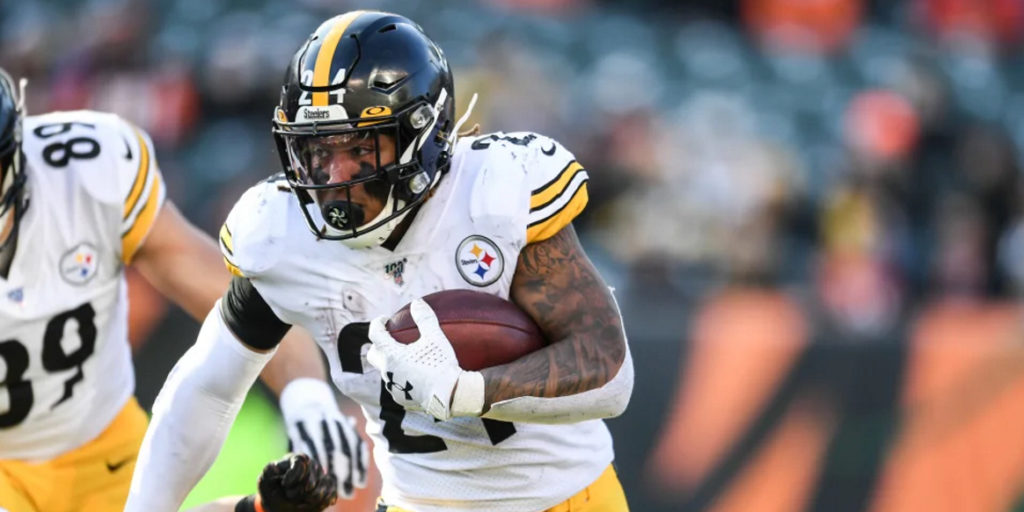 Pittsburgh Steelers running back Benny Snell Jr. rushes against the Cincinnati Bengals