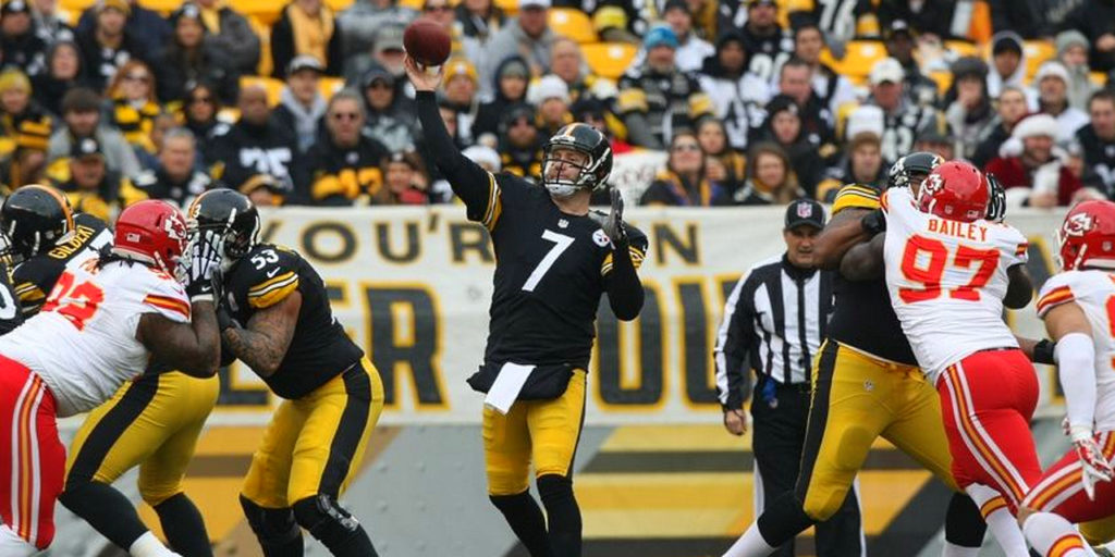 Pittsburgh Steelers quarterback Ben Roethlisberger throws one of five touchdown passes against the Kansas City Chiefs on 2 October 2016