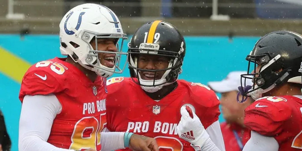 Indianapolis Colts tight end Eric Ebron celebrates with Pittsburgh Steelers wide receiver JuJu Smith-Schuster and running back James Conner at the NFL Pro Bowl (2019, K Klement - USA Today Sports)