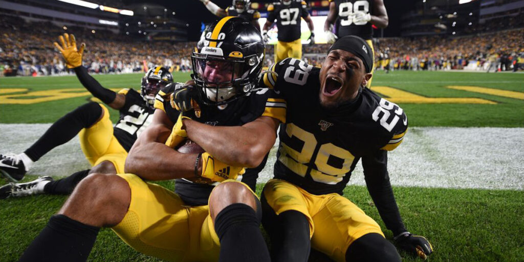 Steelers defense celebrates a touchdown by Minkah Fitzpatrick