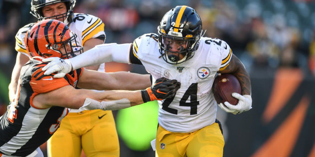 Pittsburgh Steelers running back Benny Snell Jr. rushes against the Cincinnati Bengals