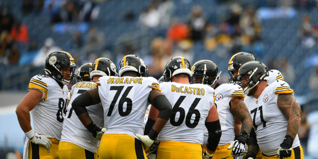 The Steelers offense huddles up before facing the Titans