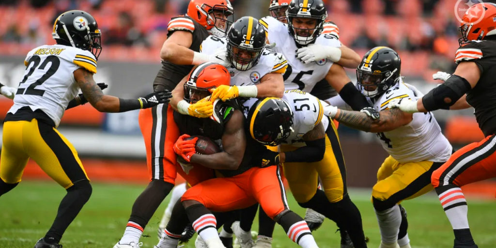 Alex Highsmith (56) and Avery Williamson (51) of the Pittsburgh Steelers