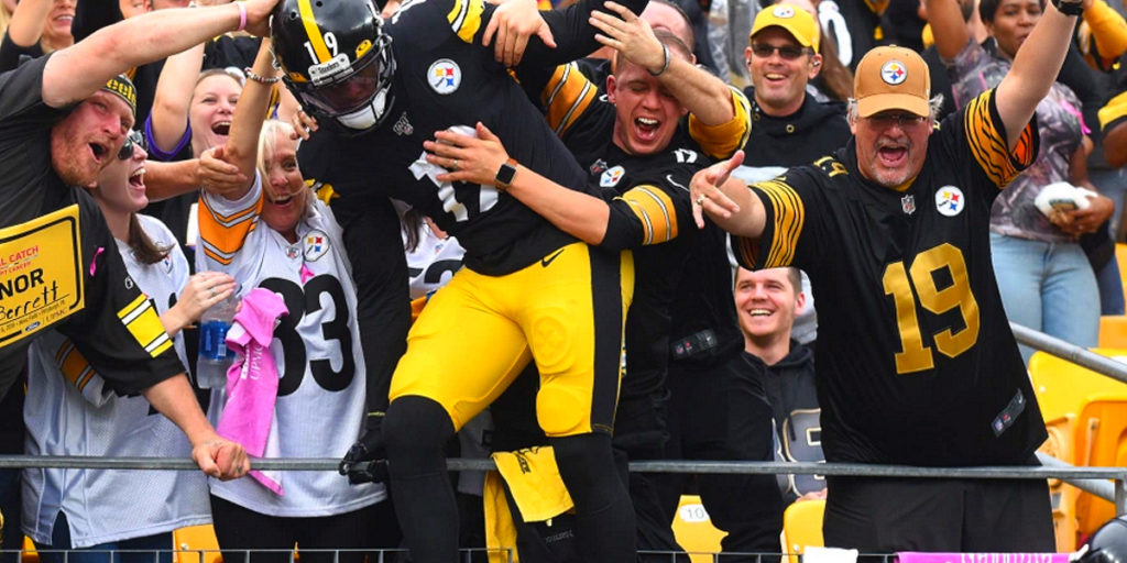 Steelers receiver JuJu Smith-Schuster with fans