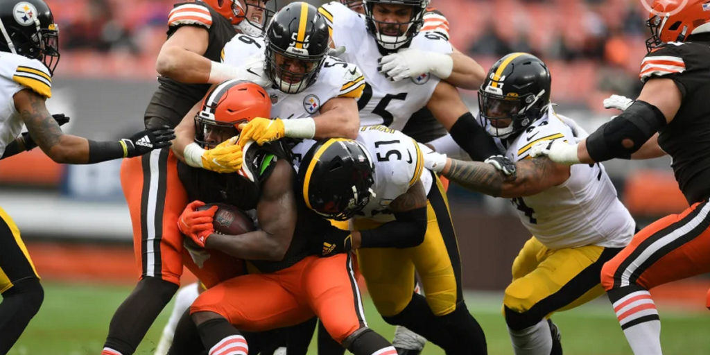 Alex Highsmith (56) and Avery Williamson (51) of the Pittsburgh Steelers