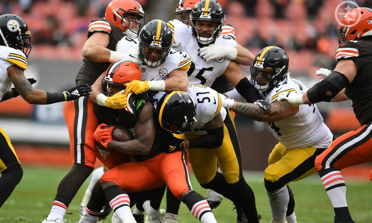 Alex Highsmith (56) and Avery Williamson (51) of the Pittsburgh Steelers