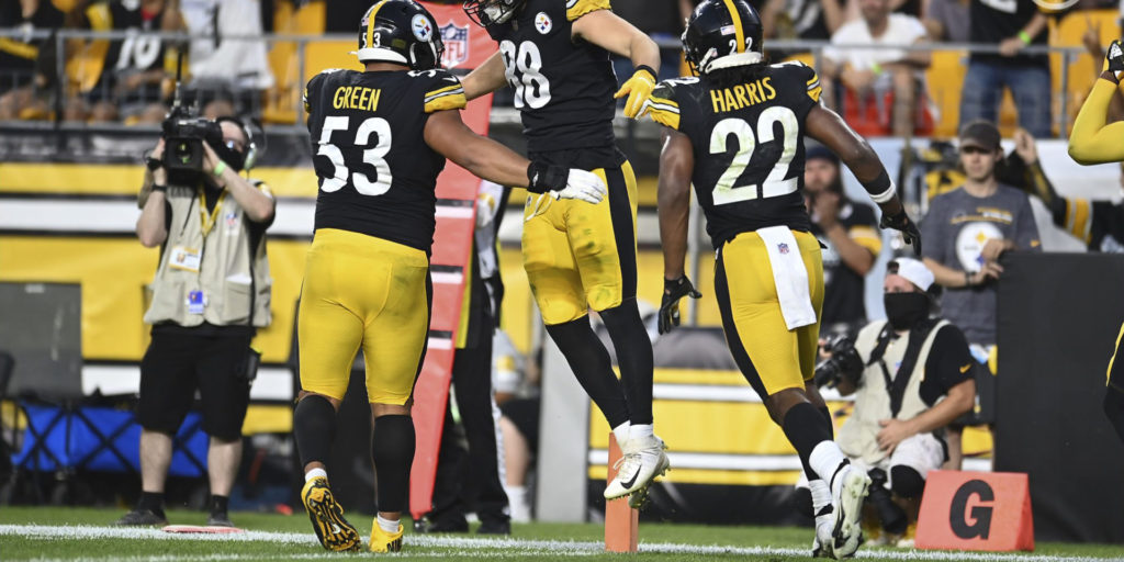 Pittsburgh Steelers celebrate a touchdown against the Lions