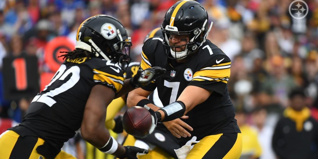 Ben Roethlisberger hands of to Najee Harris of the Pittsburgh Steelers