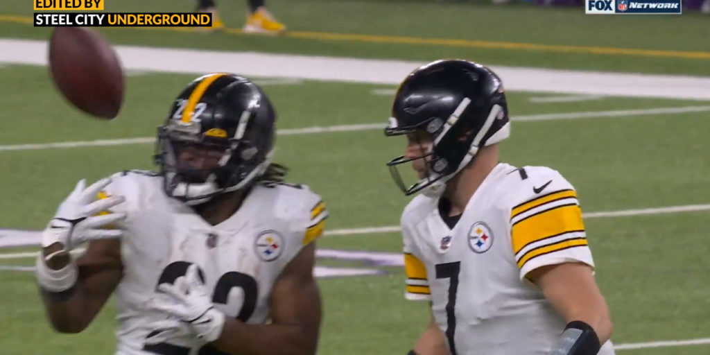 Watch: Crazy snap turned into Big Ben pass epitomizes Steelers' performance against Vikings