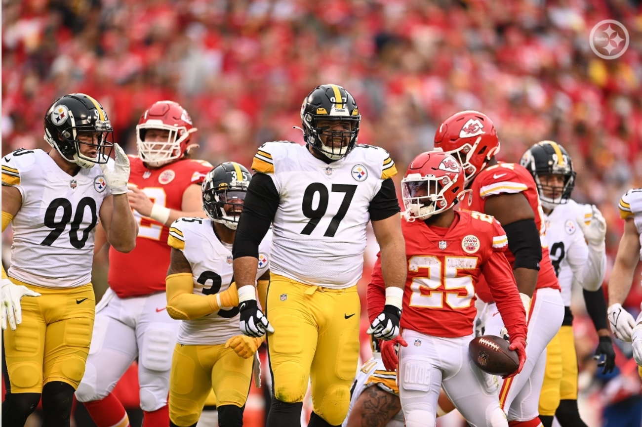 Kansas City Chiefs defeat Pittsburgh Steelers 36-10