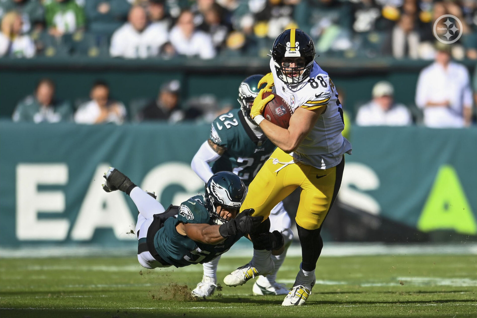 Steelers TE Pat Freiermuth is using a Riddell Axiom with an AXIOM