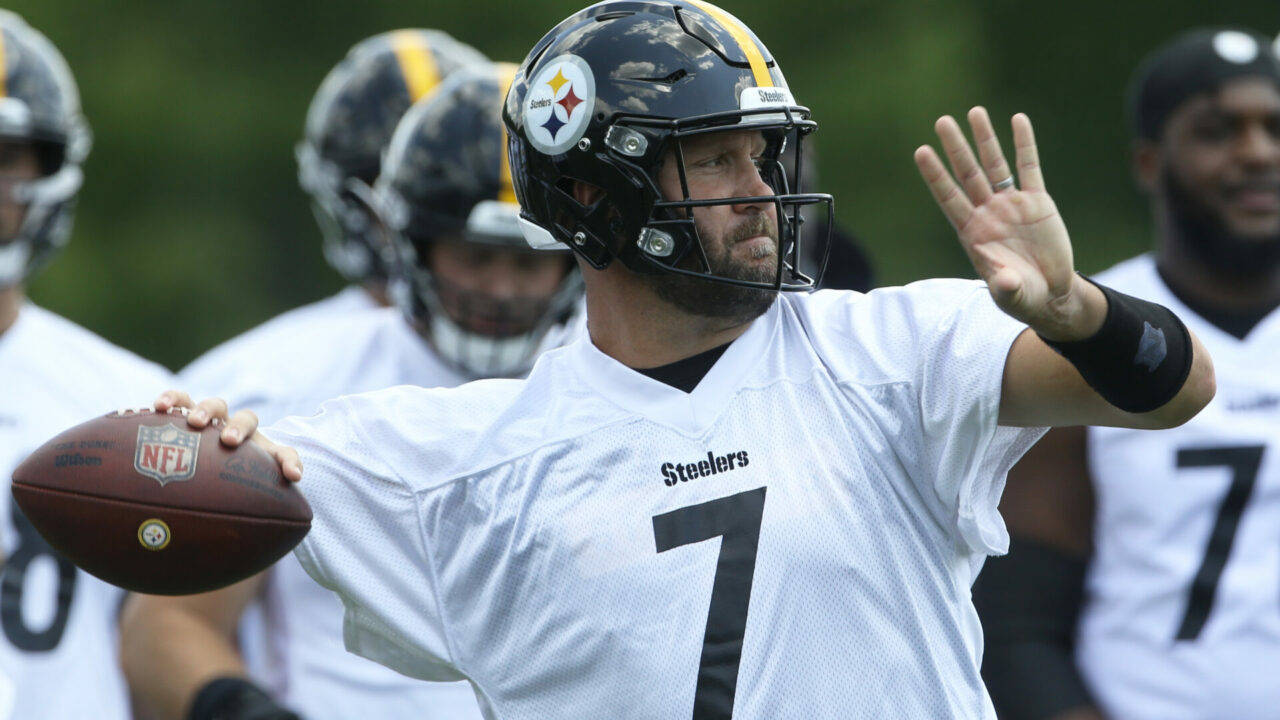 Pittsburgh Steelers quarterback Ben Roethlisberger (7) participates in training camp