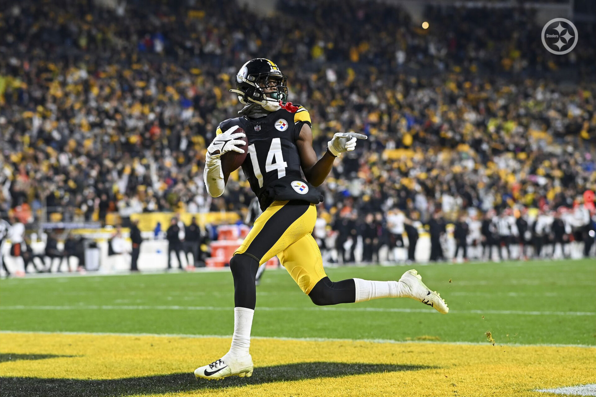 Read more about the article These streaming plans are what you need to watch every Steelers game this season